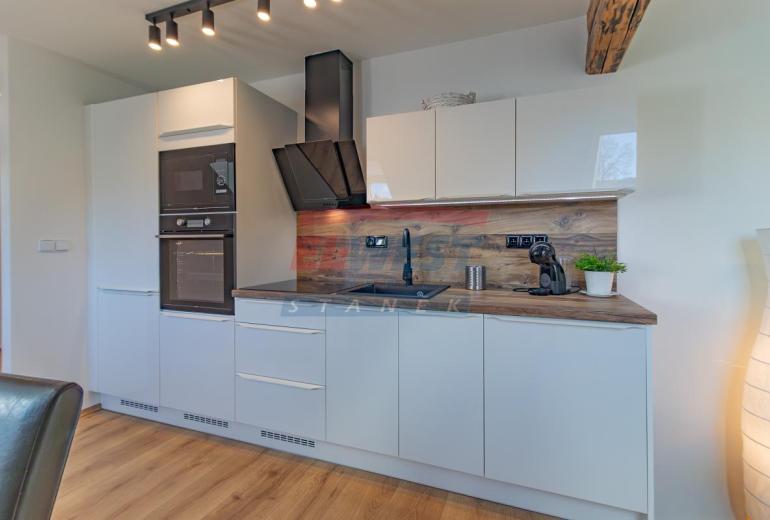 Prodej nového vybaveného apartmánu č. 4 s vlastním parkovacím stáním a zahrádkou