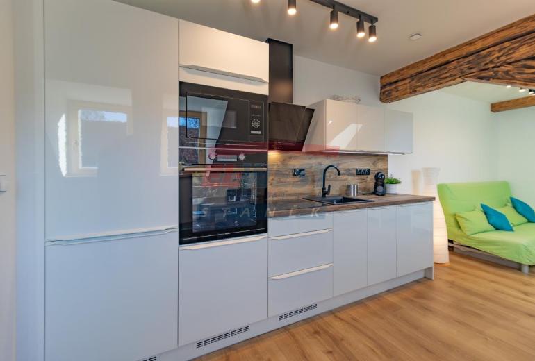 Prodej nového vybaveného apartmánu č. 4 s vlastním parkovacím stáním a zahrádkou