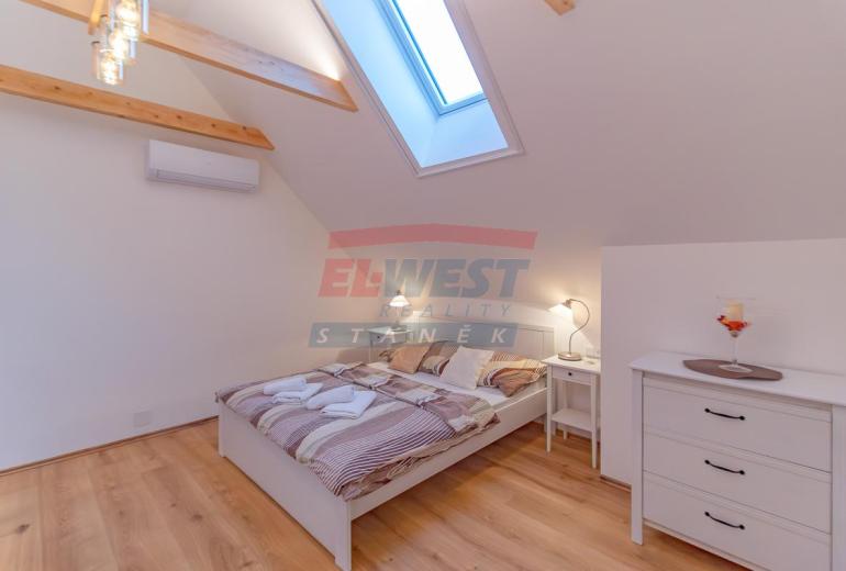 Prodej nového vybaveného apartmánu č. 4 s vlastním parkovacím stáním a zahrádkou