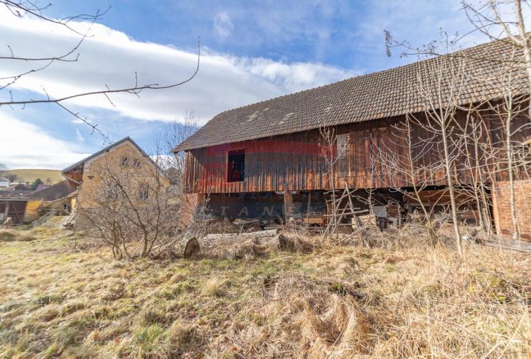 Prodej šumavského stavení s monumentální stodolou v Kadešicích u Sušice