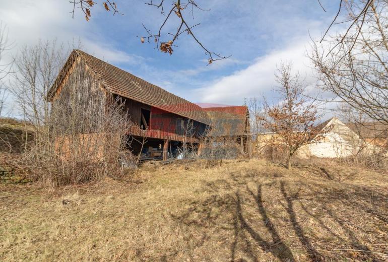 Prodej šumavského stavení s monumentální stodolou v Kadešicích u Sušice