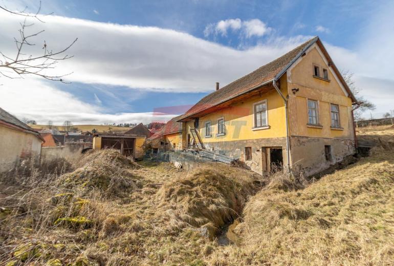 Prodej šumavského stavení s monumentální stodolou v Kadešicích u Sušice