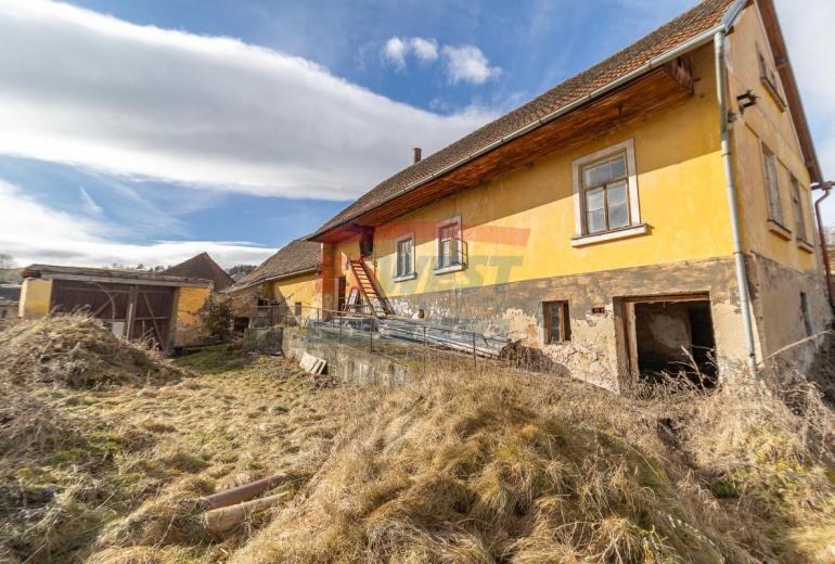 Prodej šumavského stavení s monumentální stodolou v Kadešicích u Sušice