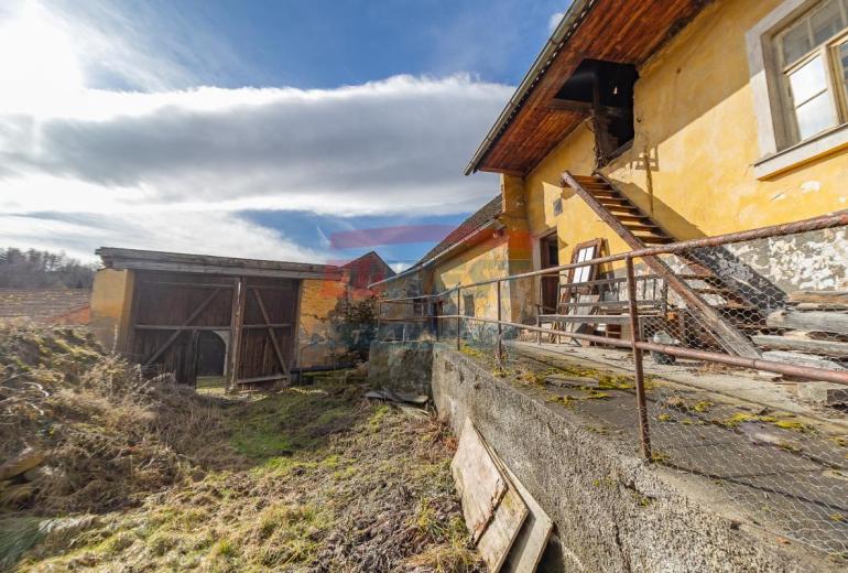 Prodej šumavského stavení s monumentální stodolou v Kadešicích u Sušice