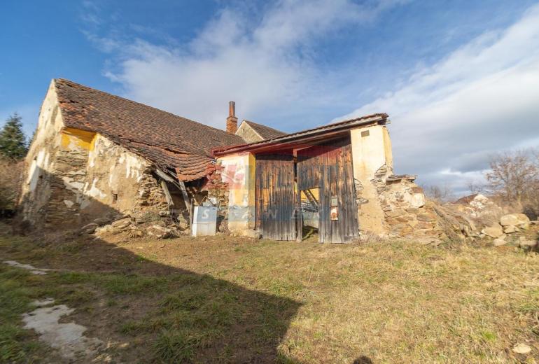Prodej šumavského stavení s monumentální stodolou v Kadešicích u Sušice
