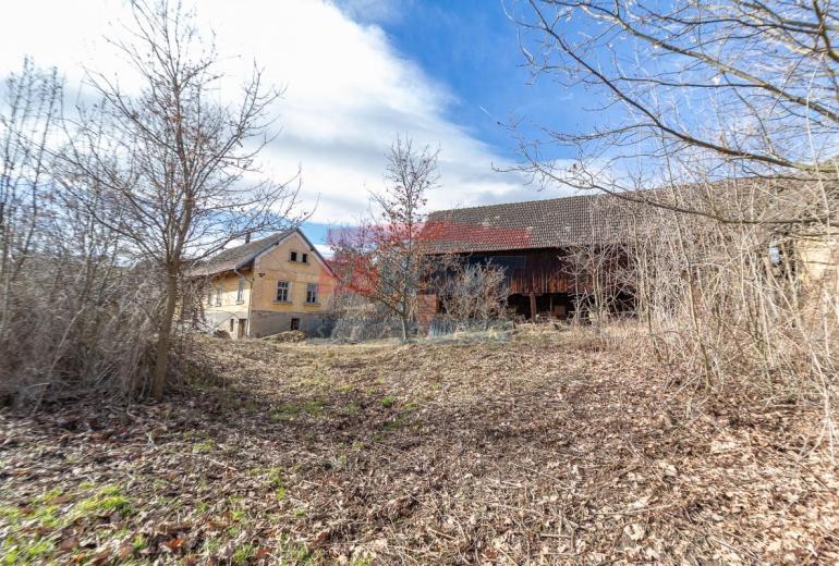 Prodej šumavského stavení s monumentální stodolou v Kadešicích u Sušice