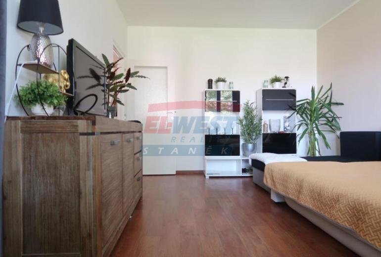 Pronájem pěkného bytu 2+1 v panelovém domě v Sušici