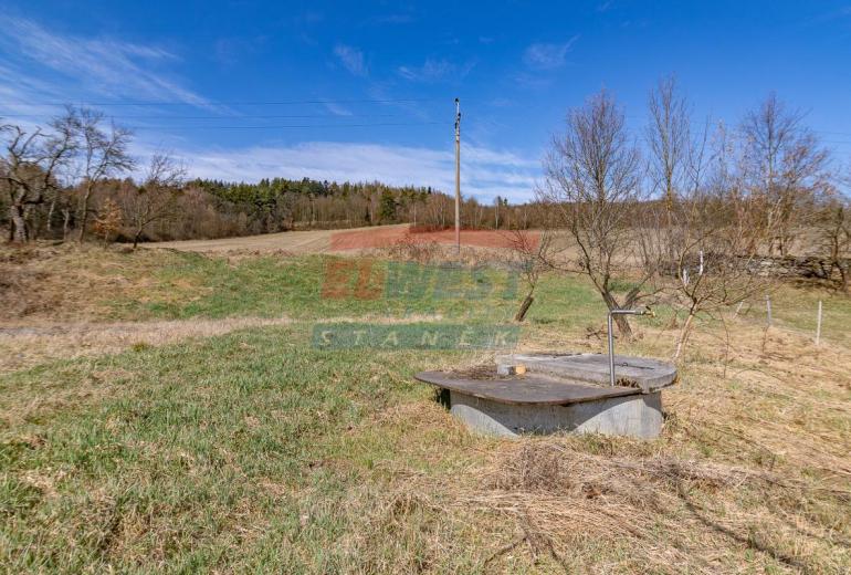 Slunný stavební pozemek s výhledem– brána do Šumavy, Mokrosuky