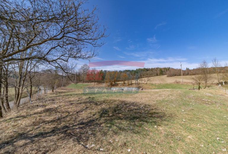 Slunný stavební pozemek s výhledem– brána do Šumavy, Mokrosuky