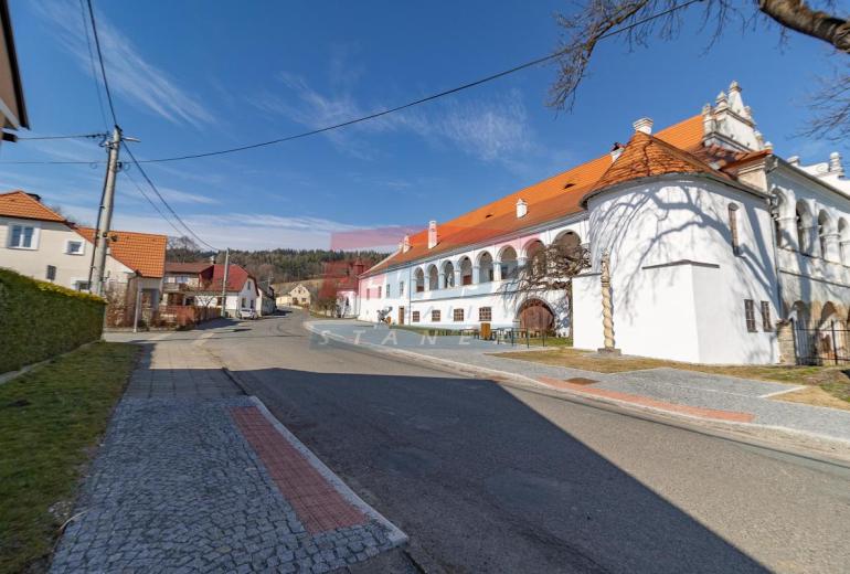 Slunný stavební pozemek s výhledem– brána do Šumavy, Mokrosuky