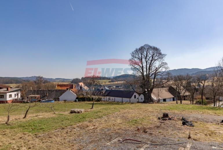 Slunný stavební pozemek s výhledem– brána do Šumavy, Mokrosuky