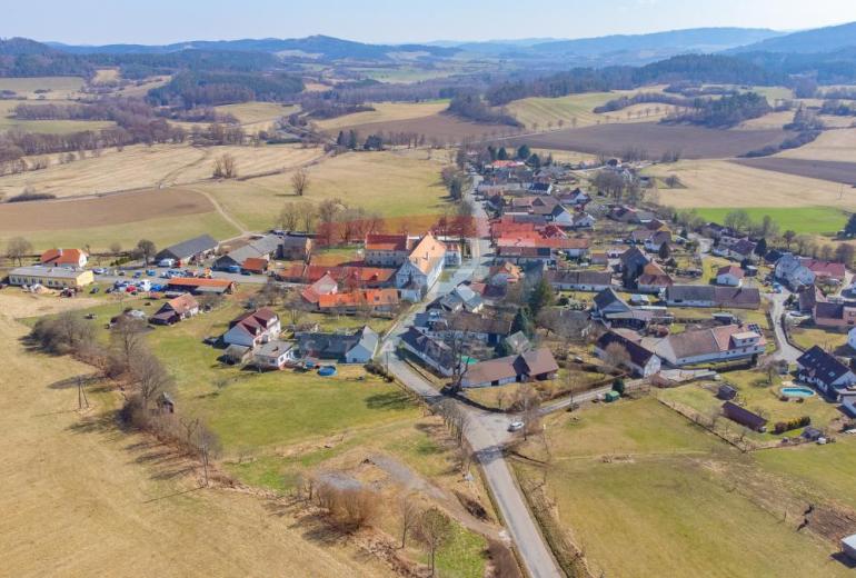 Slunný stavební pozemek s výhledem– brána do Šumavy, Mokrosuky