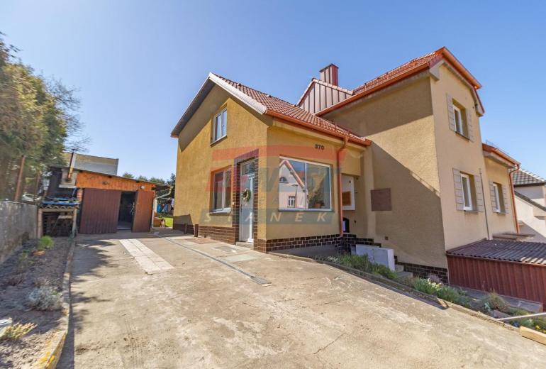 Prodej rodinného domu se dvěma byty a zahradou u parku v Klatovech