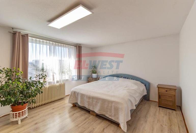 Prodej rodinného domu se dvěma byty a zahradou u parku v Klatovech