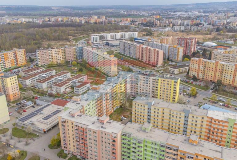 Prodej prostorného bytu 4+1 s velkým balkonem – České Budějovice