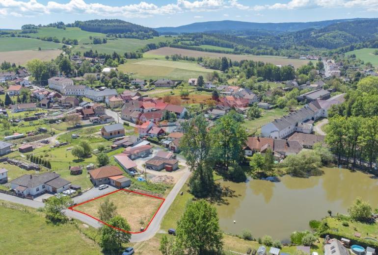 Prodej pozemku určeného k výstavbě RD u rybníku v Dlouhé Vsi u Sušice