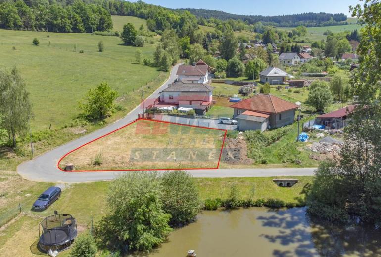 Prodej pozemku určeného k výstavbě RD u rybníku v Dlouhé Vsi u Sušice