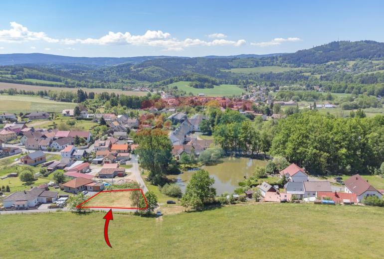 Prodej pozemku určeného k výstavbě RD u rybníku v Dlouhé Vsi u Sušice