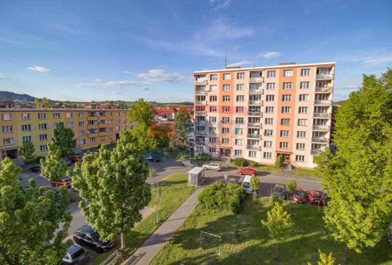 Světlý byt 3+1 s lodžií a panoramatickým výhledem v Sušici
