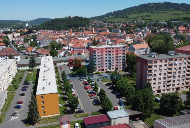 Světlý byt 3+1 s lodžií a panoramatickým výhledem v Sušici