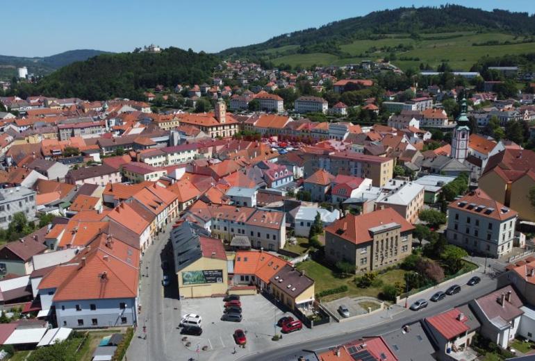Světlý byt 3+1 s lodžií a panoramatickým výhledem v Sušici