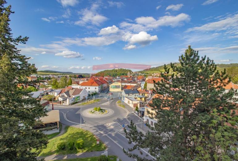 Světlý byt 3+1 s lodžií a panoramatickým výhledem v Sušici