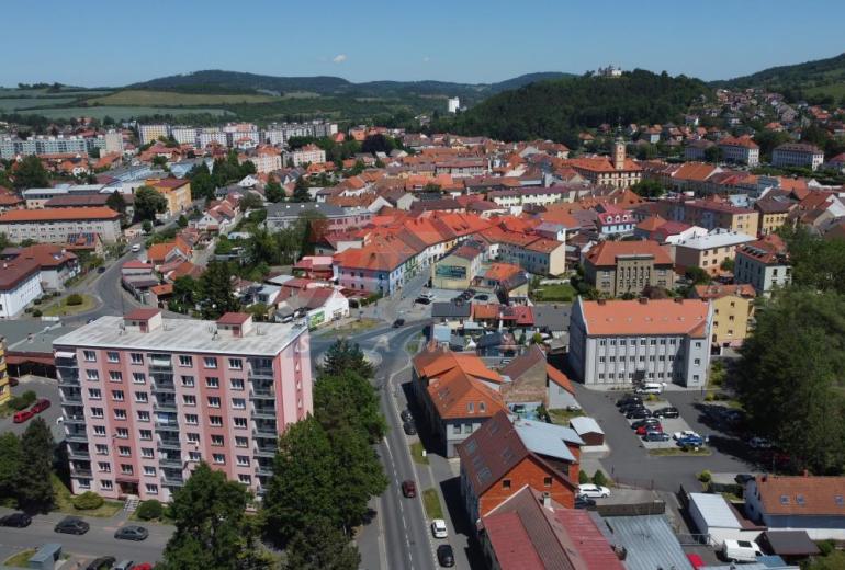 Světlý byt 3+1 s lodžií a panoramatickým výhledem v Sušici