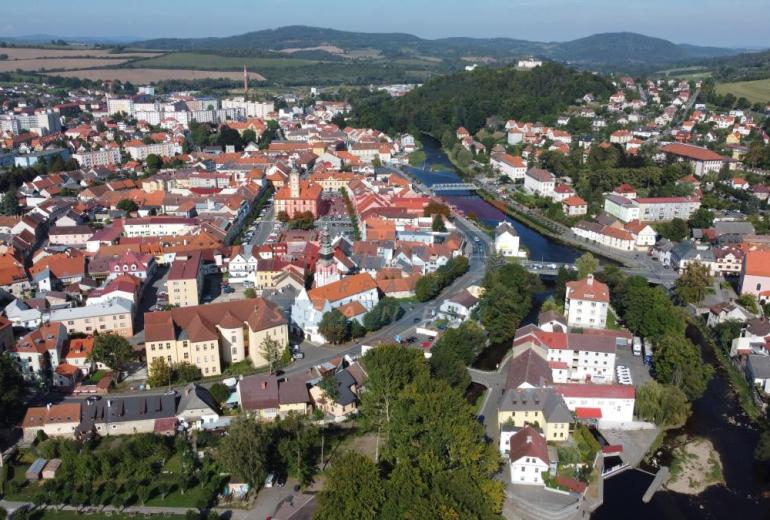 Světlý byt 3+1 s lodžií a panoramatickým výhledem v Sušici