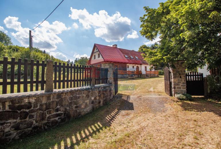 Výjimečná rekreační chalupa v oáze klidu a soukromí – Sluhov u Kolince