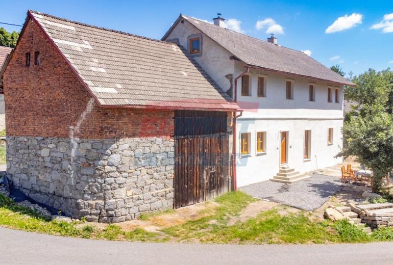 Prodej historického rodinného domu s duší – Mlázovy u Kolince