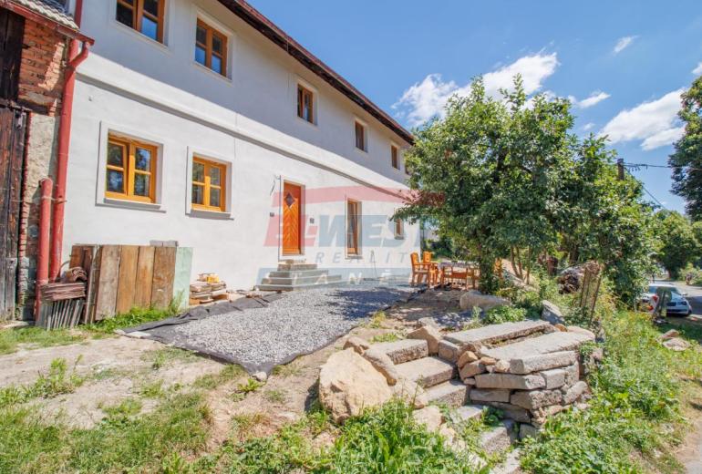 Prodej historického rodinného domu s duší – Mlázovy u Kolince