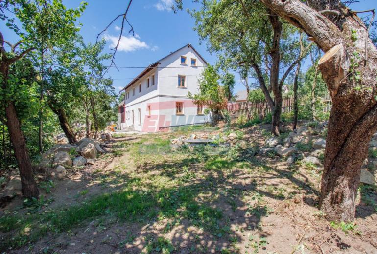 Prodej historického rodinného domu s duší – Mlázovy u Kolince