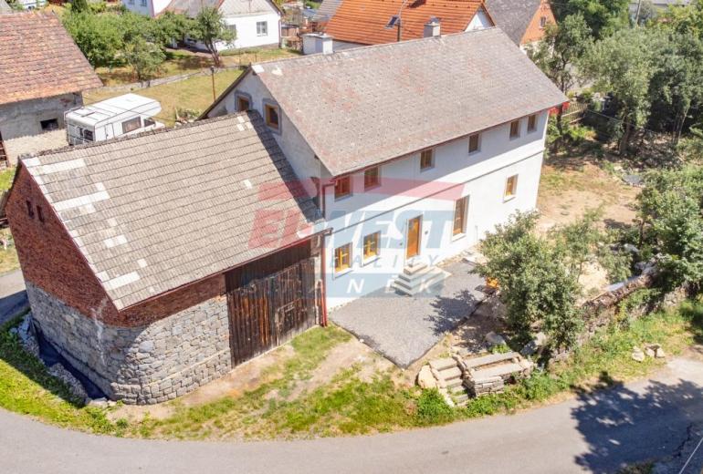 Prodej historického rodinného domu s duší – Mlázovy u Kolince