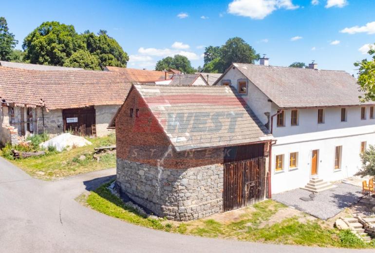 Prodej historického rodinného domu s duší – Mlázovy u Kolince