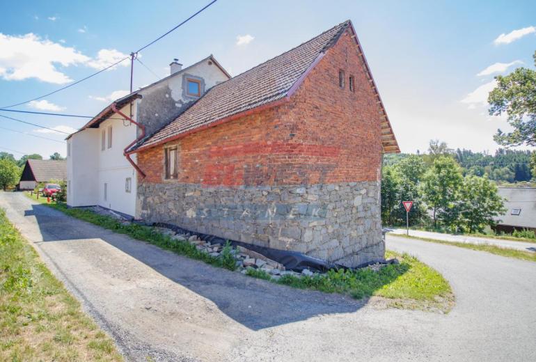 Prodej historického rodinného domu s duší – Mlázovy u Kolince