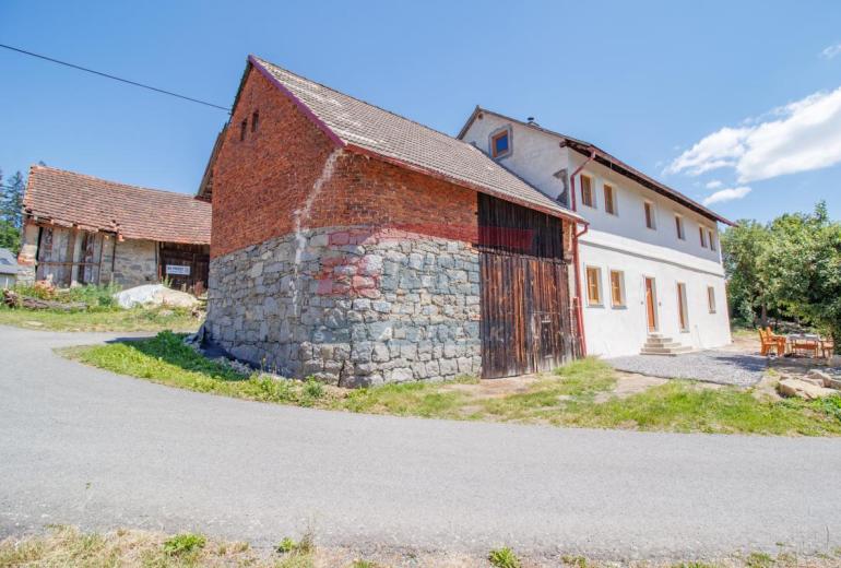 Prodej historického rodinného domu s duší – Mlázovy u Kolince