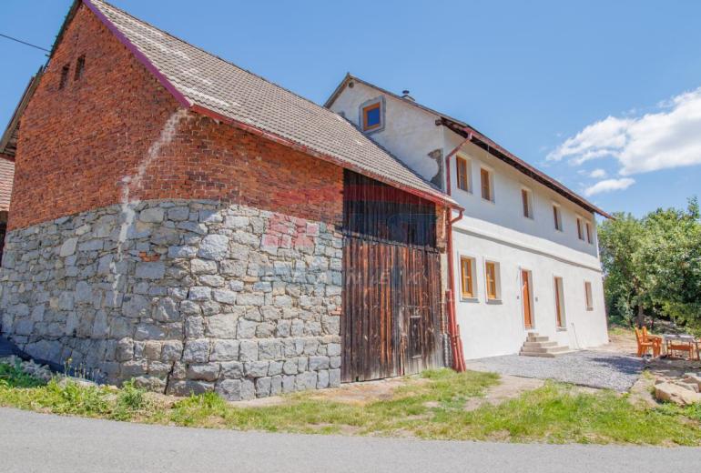 Prodej historického rodinného domu s duší – Mlázovy u Kolince