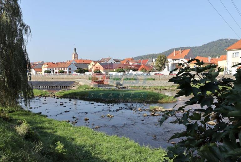 Rovinatý pozemek s možností výstavby v Sušici
