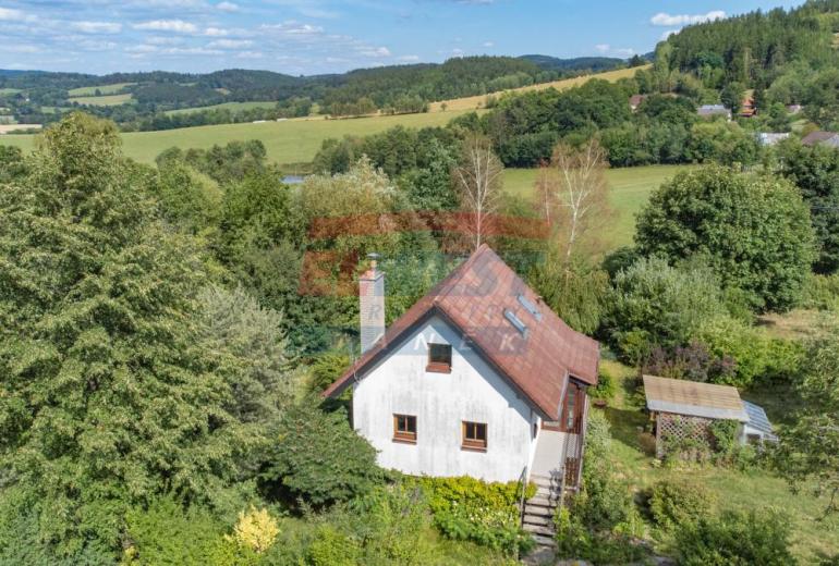 Rodinný dům na polosamotě uprostřed šumavské přírody s rozsáhlým stavebním pozemkem 4 804 m²