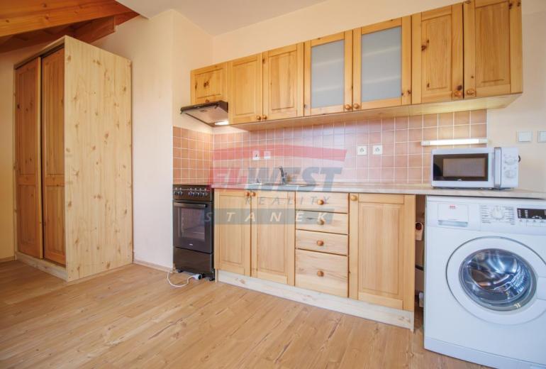 Prodej zděného mezonetu 2+kk (92 m²) v srdci Šumavy – Kašperské Hory