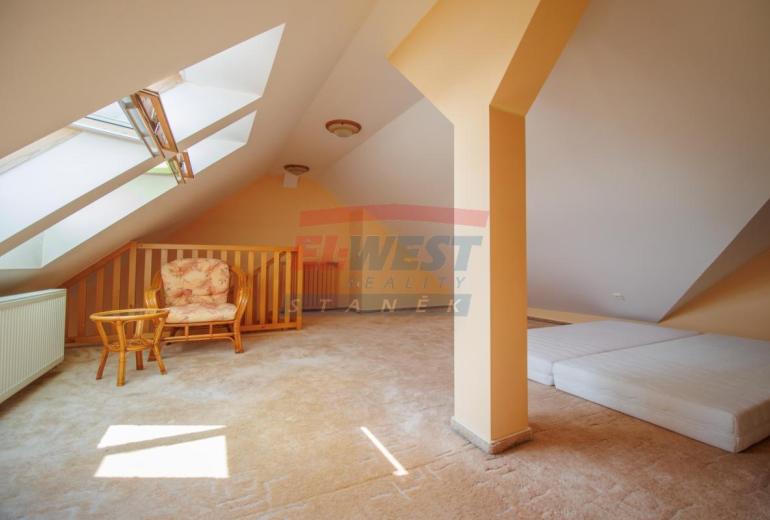 Prodej zděného mezonetu 2+kk (92 m²) v srdci Šumavy – Kašperské Hory