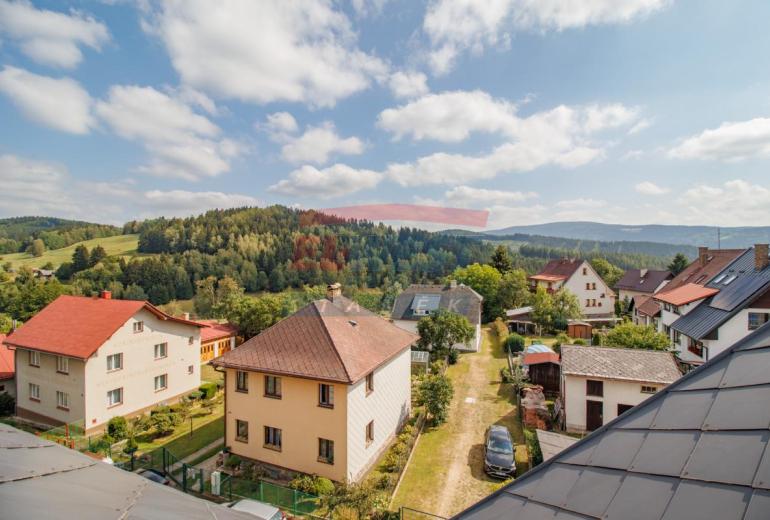 Prodej zděného mezonetu 2+kk (92 m²) v srdci Šumavy – Kašperské Hory