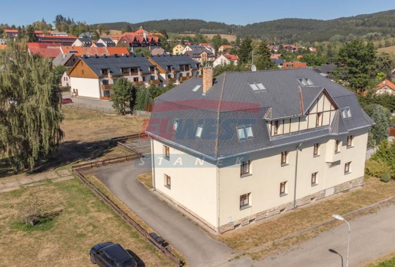Prodej zděného mezonetu 2+kk (92 m²) v srdci Šumavy – Kašperské Hory