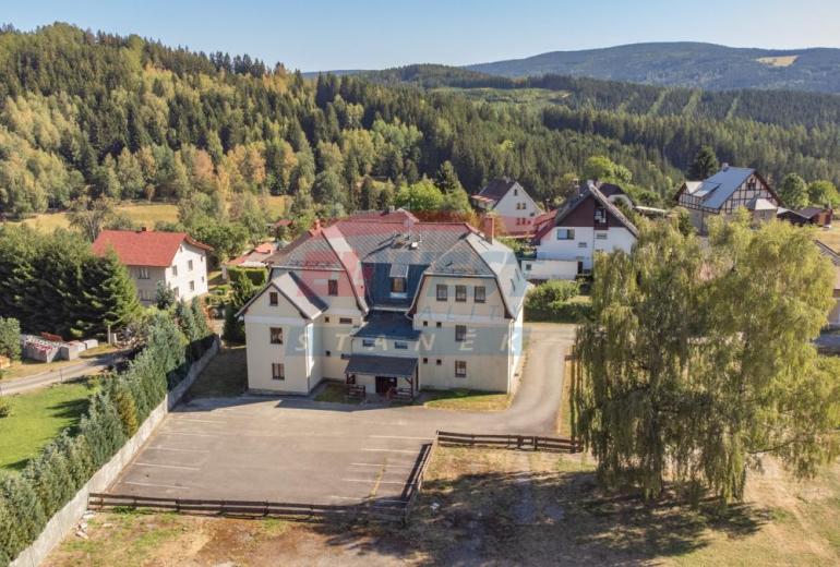 Prodej zděného mezonetu 2+kk (92 m²) v srdci Šumavy – Kašperské Hory