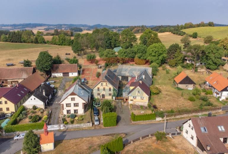 Prodej venkovské usedlosti se dvěma rodinnými domy a rozsáhlým zázemím, Štipoklasy u Lovčic, Plánice