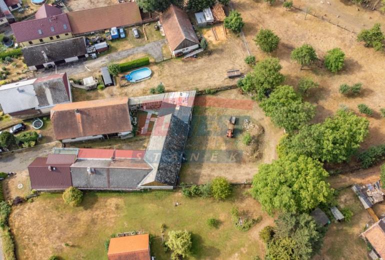 Prodej venkovské usedlosti se dvěma rodinnými domy a rozsáhlým zázemím, Štipoklasy u Lovčic, Plánice