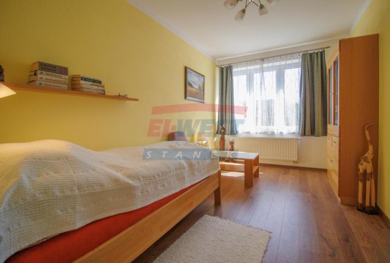 Prodej slunného zděného bytu 3+1 s balkonem a vlastní zahrádkou v Sušici