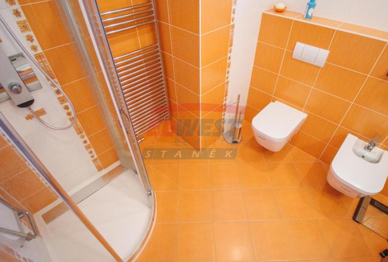 Prodej slunného zděného bytu 3+1 s balkonem a vlastní zahrádkou v Sušici