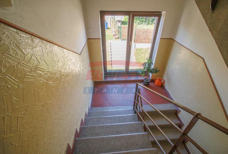 Prodej slunného zděného bytu 3+1 s balkonem a vlastní zahrádkou v Sušici