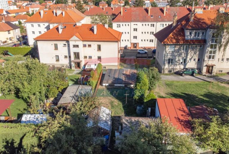 Prodej slunného zděného bytu 3+1 s balkonem a vlastní zahrádkou v Sušici